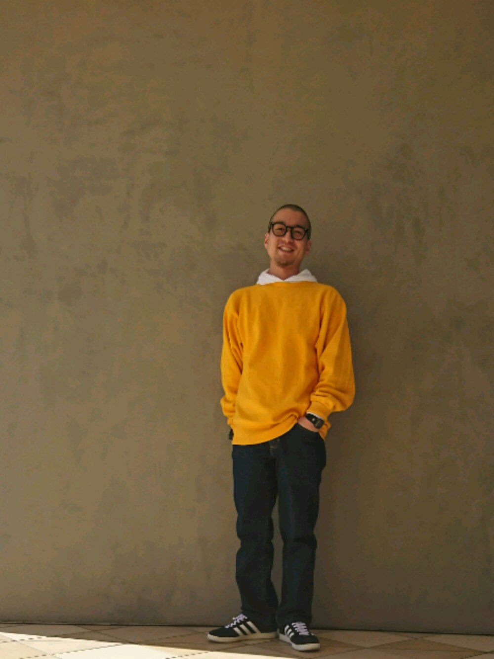 「イエロー、オトナカジュアル、カジュアル、デニムパンツ、all american clothing、Champion、adidas、GAZZELE」｜「Championのアイテム（スウェット、イエロー系）」を使った、D.nakamuraさん（メンズ・170cm）の冬コーディネートの1枚目の写真