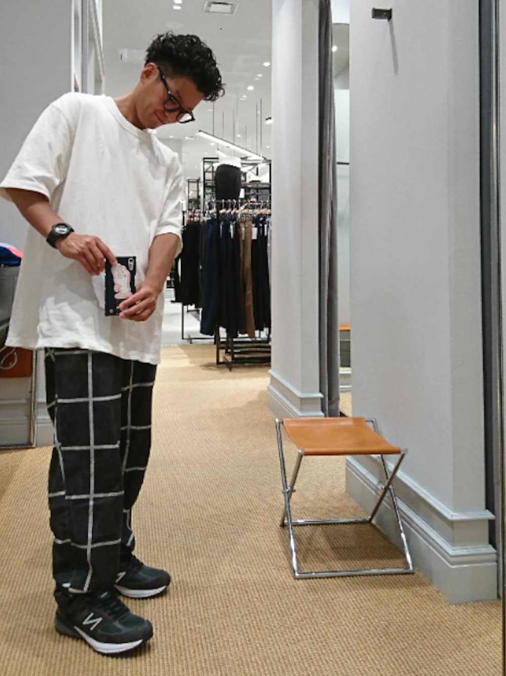 「オーバーサイズ、FRUIT OF THE LOOM、VAINL ARCHIVE、チェックパンツ、c.e、スニーカー、New Balance、990v5、オトナカジュアル、シンプル」｜「FRUIT OF THE LOOMのアイテム（Tシャツ/カットソー、ホワイト系）」を使った、D.nakamuraさん（メンズ・170cm）の夏コーディネートの1枚目の写真