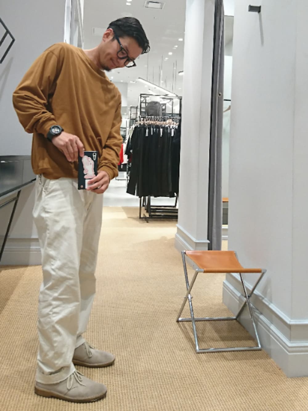 「スウェット、H BEAUTY&YOUTH、ホワイトパンツ、デザートブーツ、clarks、秋のコーデ、オトナカジュアル、シンプル」｜「H　BEAUTY&YOUTH UNITED ARROWSのアイテム（スウェット、ブラウン系）」を使った、D.nakamuraさん（メンズ・170cm）の秋コーディネートの1枚目の写真