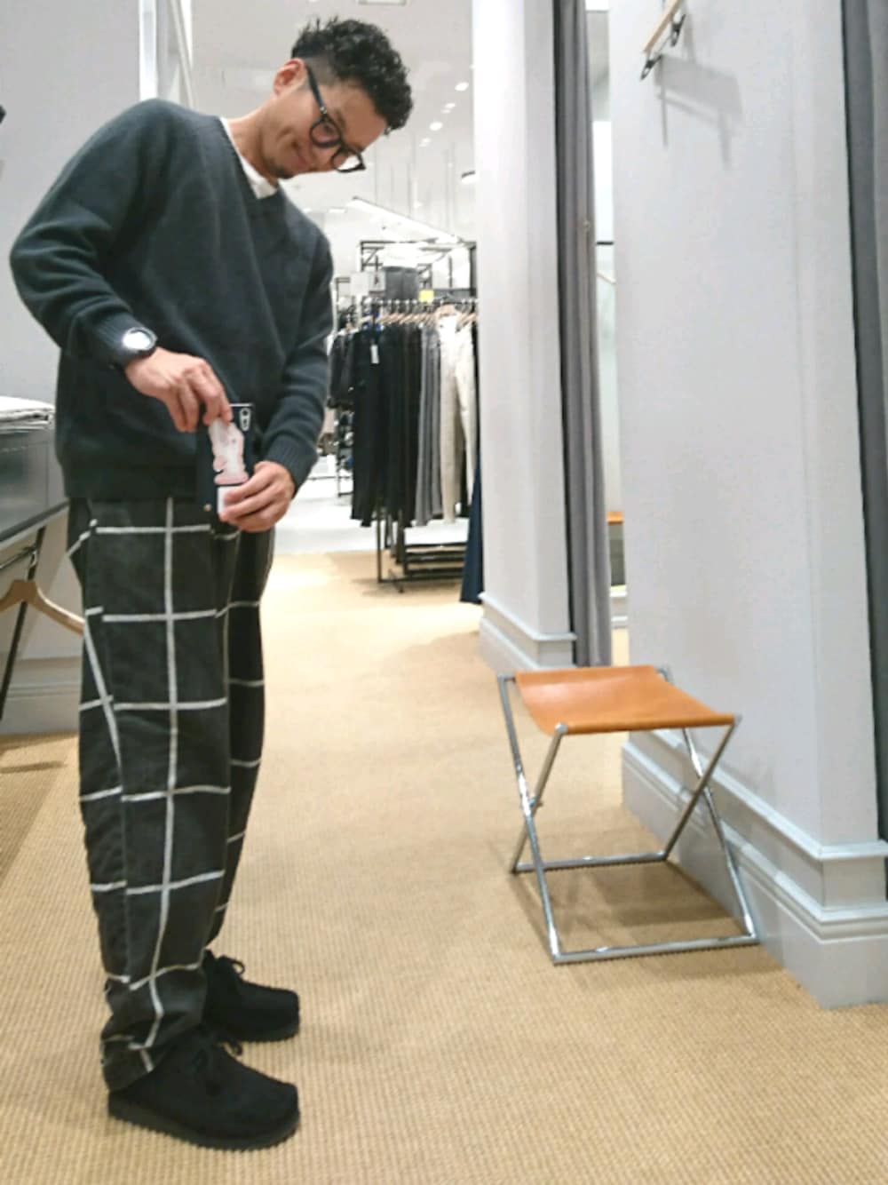 「カシミヤ、ニット、柄パンツ、c.e、ワラビー、clarks、ワントーンコーデ、ダークグレー、オトナカジュアル、シンプル」｜「BEAUTY&YOUTH UNITED ARROWSのアイテム（ニット/セーター、グレー系）」を使った、D.nakamuraさん（メンズ・170cm）の秋コーディネートの1枚目の写真
