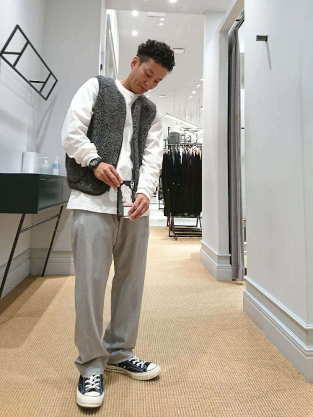 「ベスト、COLD BREAKER、ロンT、UNITED ARROWS & SONS、スラックス、yaeca contempo、スニーカー、converse、オトナカジュアル、シンプル」｜「COLD BREAKERのアイテム（ベスト、グレー系）」を使った、D.nakamuraさん（メンズ・170cm）の秋コーディネートの1枚目の写真