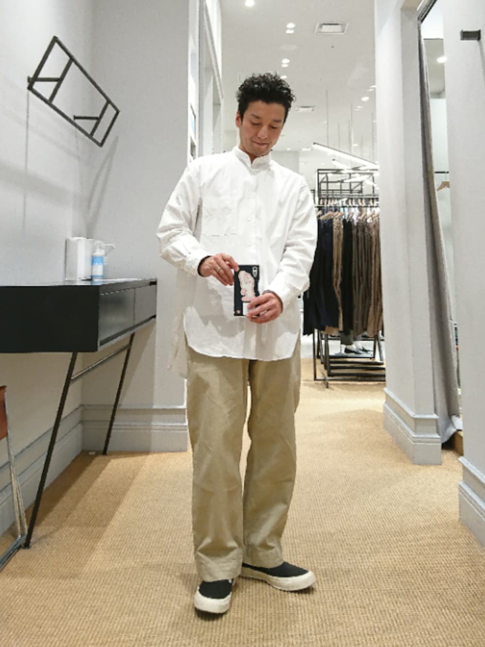 「ロングシャツ、5525gallery、チノパン、ワイドパンツ、スニーカー、converse、chacktaylor、春コーデ、オトナカジュアル、シンプル」｜「5525Galleryのアイテム（シャツ/ブラウス、ホワイト系）」を使った、D.nakamuraさん（メンズ・170cm）の春コーディネートの1枚目の写真