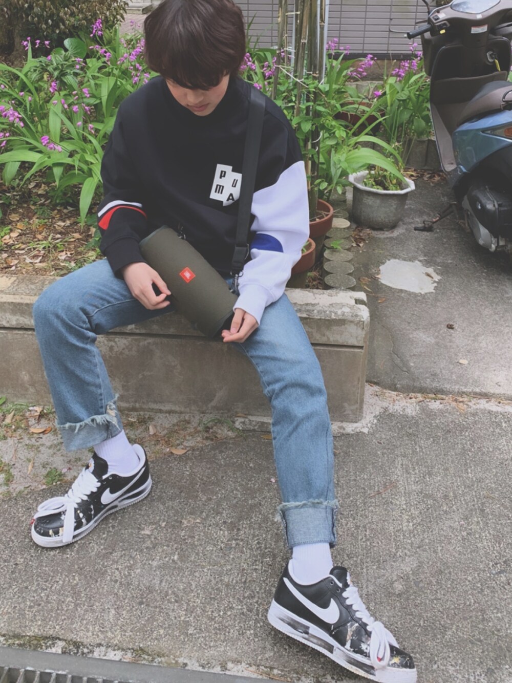 「スニーカー、コロナに負けない、相互フォロー、NIKE、春、OY、ADER error、G-DRAGON、peaceminusone、いいね、save、フォローお願いします🤑」｜「OYのステッチデニムパンツ（デニムパンツ、ブルー系）」を使った、takuchan1212さん（メンズ・170cm）の春コーディネートの1枚目の写真