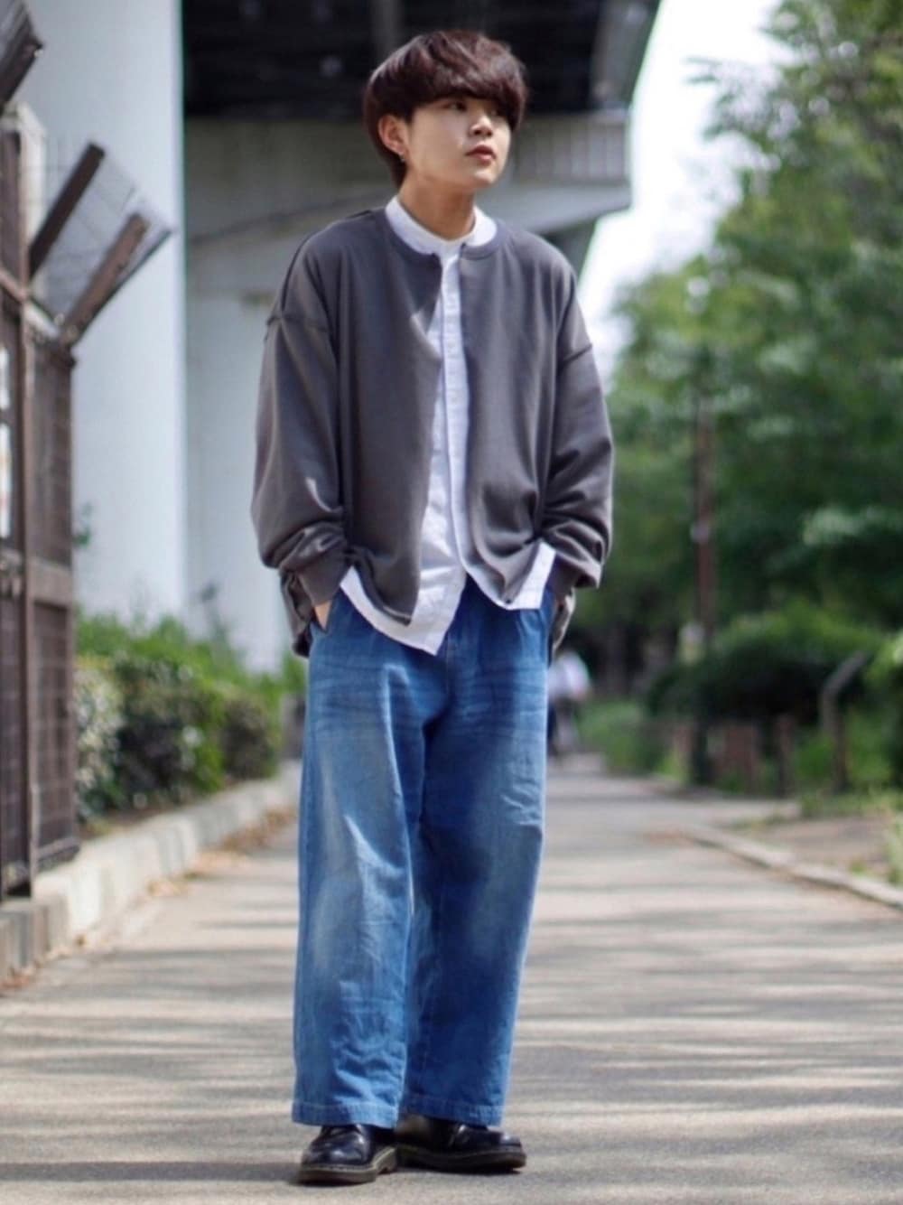 グレー系のカーディガン/ボレロ、ホワイト系のシャツ/ブラウス、ブルー系のその他パンツを着用したメンズの春コーディネートの1枚目の写真