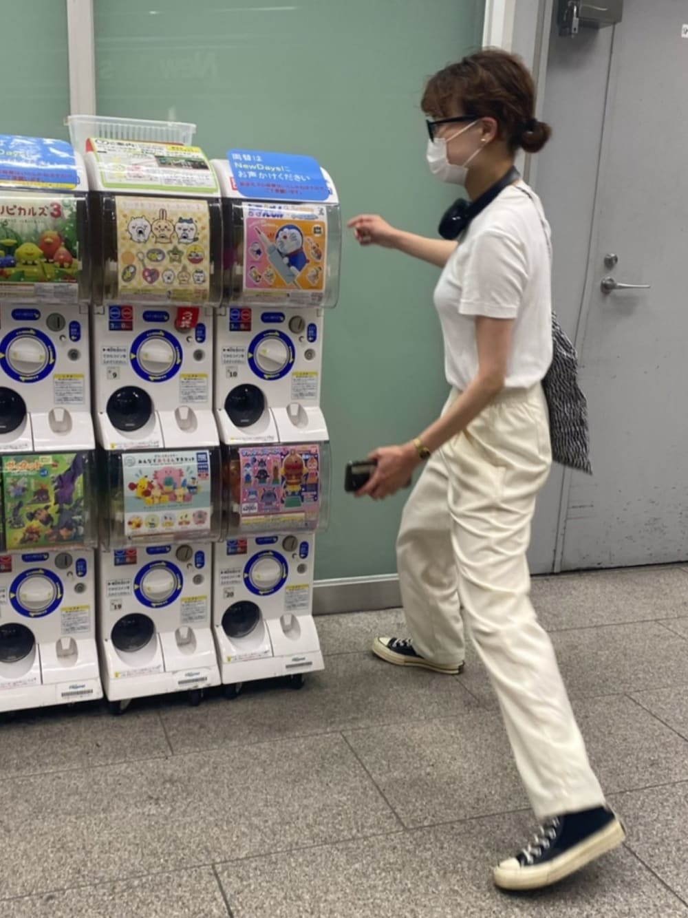 「ct70のアイテム（スニーカー、ブラック系）」を使った、00hyrさん（レディース・160cm）の春コーディネートの1枚目の写真