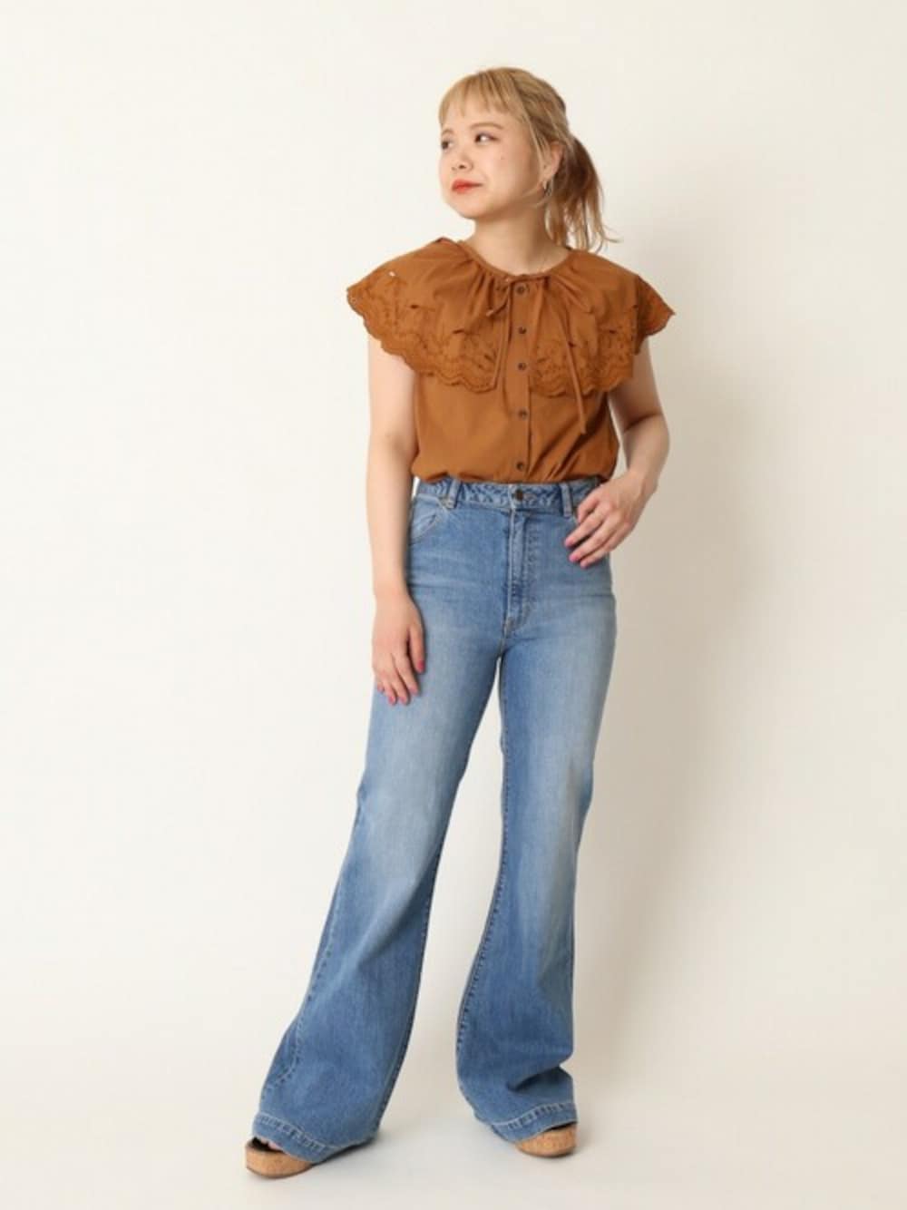 「ブラウス、パンツ、デニムパンツ、サンダル、U by SPICK&SPAN、ユーバイ　スピックアンドスパン」｜「U by SPICK&SPANのビッグカラー2wayブラウス◆（シャツ/ブラウス、イエロー系）」を使った、karinさん（レディース・158cm）の春コーディネートの1枚目の写真