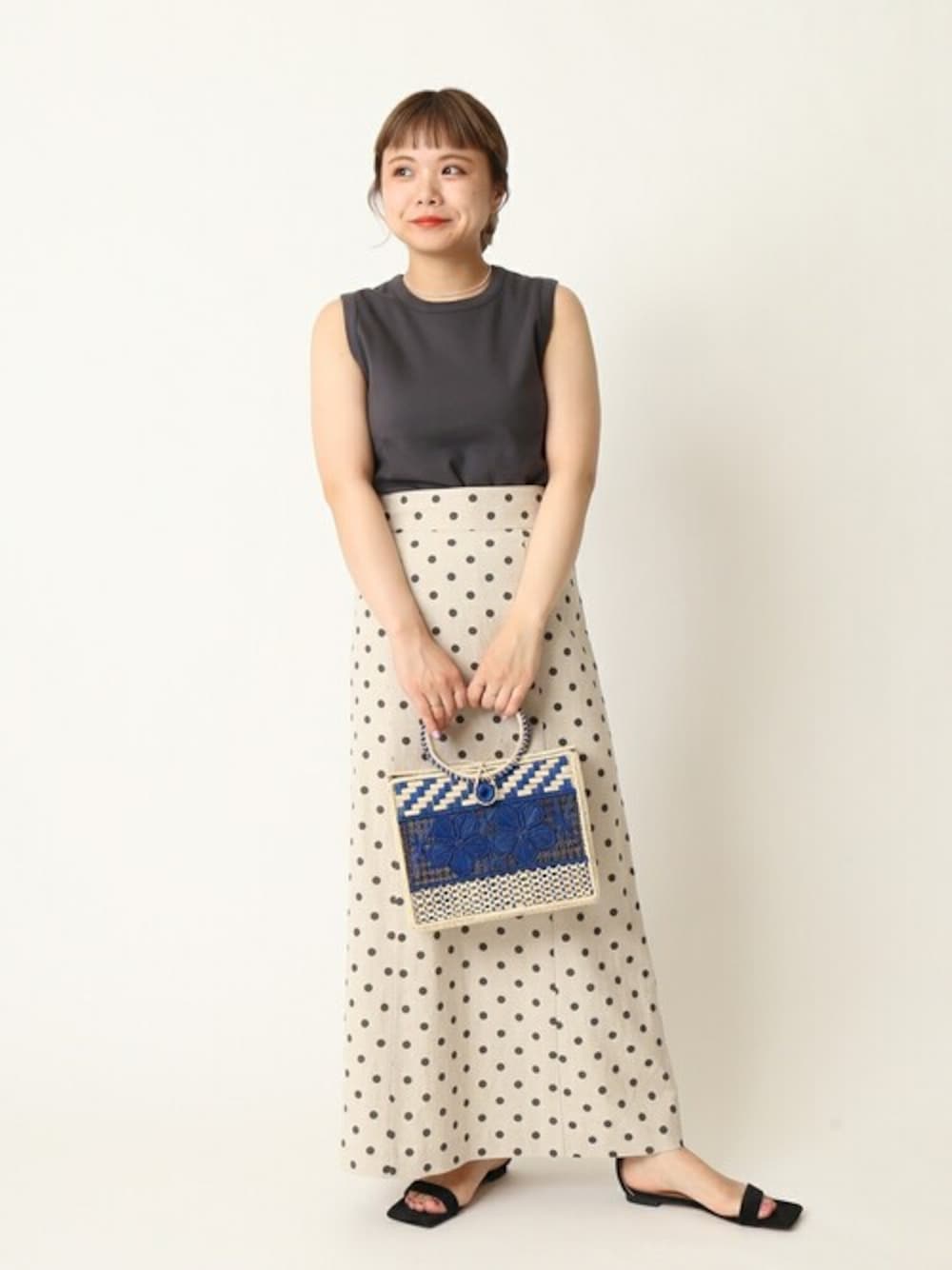 「カットソー、ドット、マキシスカート、ロングスカート、サンダル、かごバッグ、ノースリーブ、U by SPICK&SPAN、ユーバイ　スピックアンドスパン」｜「U by SPICK&SPANのベーシックノースリーブTEE◆（タンクトップ、ブラック系）」を使った、karinさん（レディース・158cm）の夏コーディネートの1枚目の写真