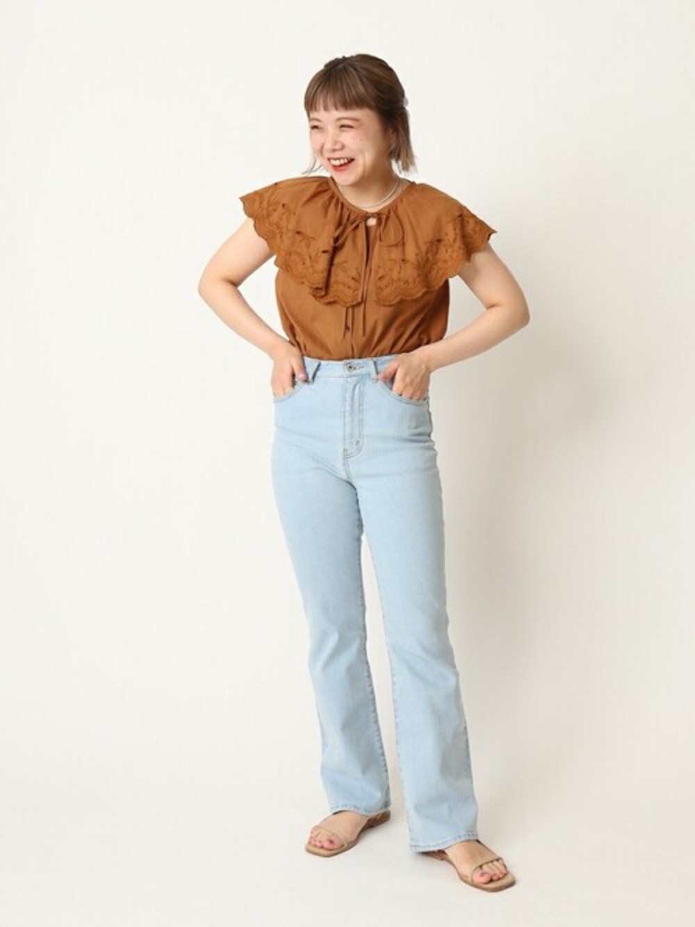 「ブラウス、デニムパンツ、サンダル、U by SPICK&SPAN、ユーバイ　スピックアンドスパン」｜「U by SPICK&SPANのビッグカラー2wayブラウス◆（シャツ/ブラウス、イエロー系）」を使った、karinさん（レディース・158cm）の夏コーディネートの1枚目の写真