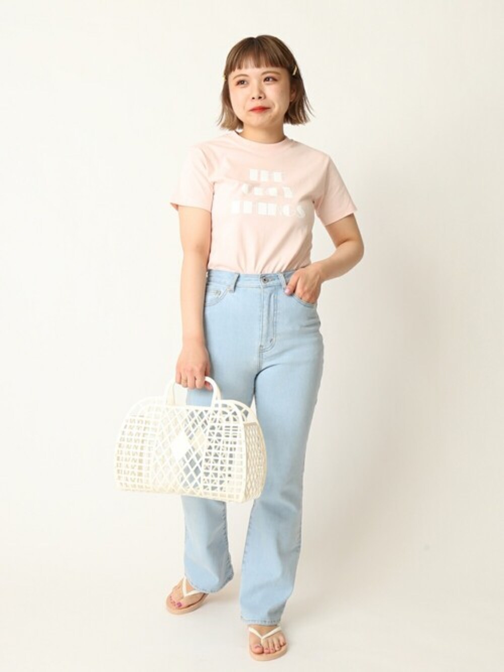 「カットソー、Tシャツ、デニムパンツ、サンダル、かごバッグ、U by SPICK&SPAN、ユーバイ　スピックアンドスパン」｜「U by SPICK&SPANのSELENAHELIOS コラボ プリントTシャツ 2◆（Tシャツ/カットソー、ピンク系）」を使った、karinさん（レディース・158cm）の夏コーディネートの1枚目の写真