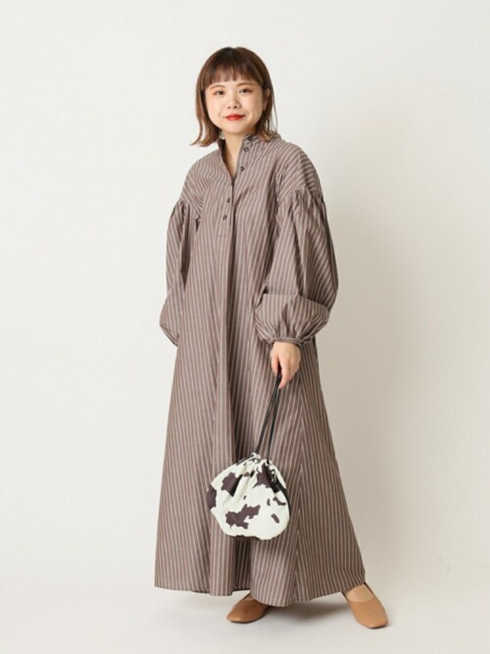 「ワンピース、パンプス、バッグ、マキシワンピース、ロングワンピース、U by SPICK&SPAN、ユーバイ　スピックアンドスパン」｜「U by SPICK&SPANのギャザースリーブ ストライプシャツドレス2◆（シャツワンピース、ブラウン系）」を使った、karinさん（レディース・158cm）の秋コーディネートの1枚目の写真