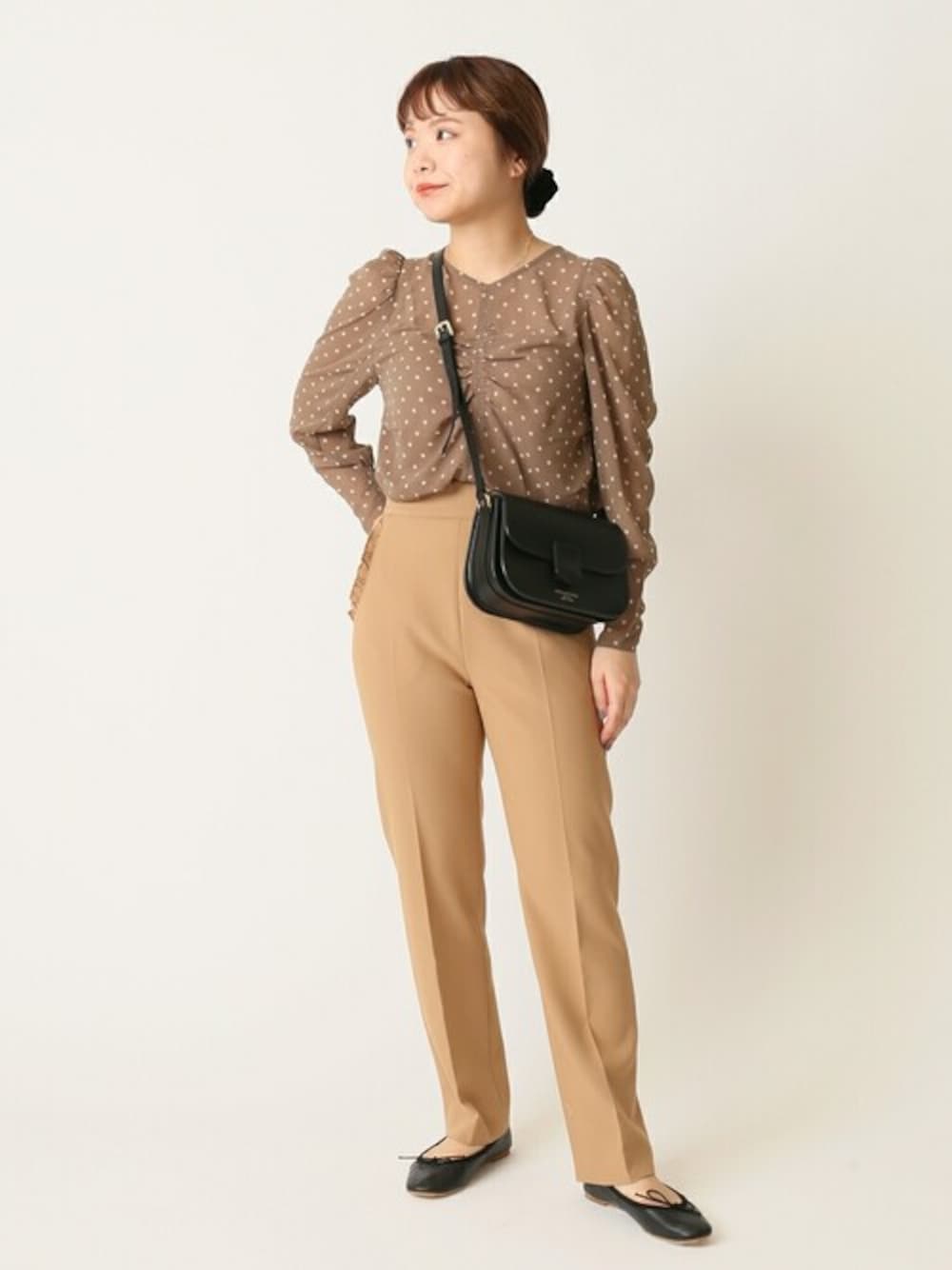 「ブラウス、パンツ、ショルダーバッグ、ドット、フラットシューズ、バレエシューズ、クロップドパンツ、U by SPICK&SPAN、ユーバイ　スピックアンドスパン」｜「U by SPICK&SPANのフロントギャザー ドットブラウス◆（シャツ/ブラウス、ブラウン系）」を使った、karinさん（レディース・158cm）の秋コーディネートの1枚目の写真