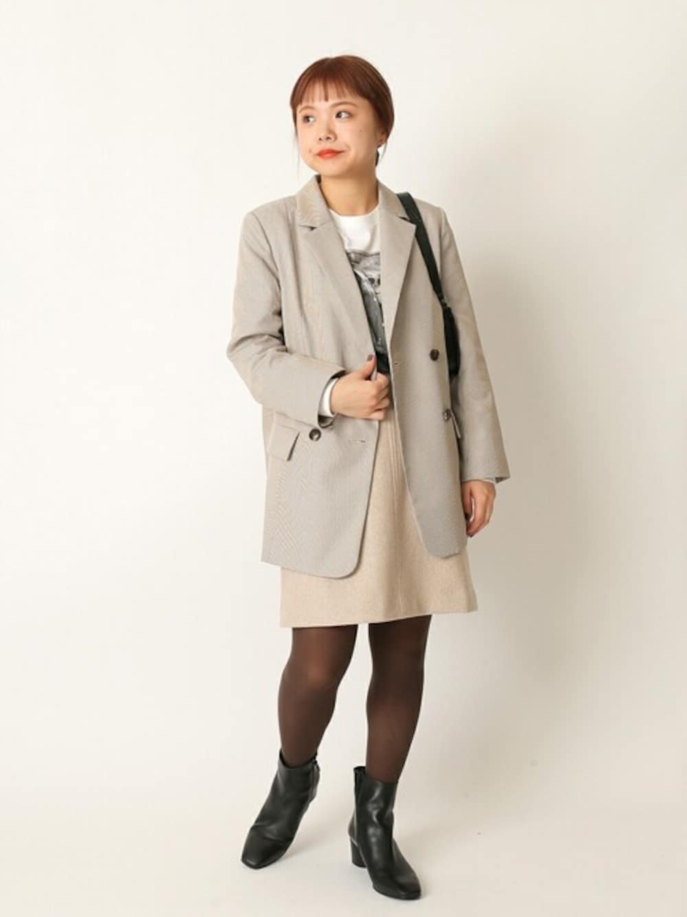 「ジャケット、スカート、ブーツ、テーラードジャケット、Tシャツ、ショートブーツ、ミニショルダーバッグ、U by SPICK&SPAN、ユーバイ　スピックアンドスパン」｜「U by SPICK&SPANのオーバーテーラードチェックジャケット◆（テーラードジャケット、ベージュ系）」を使った、karinさん（レディース・158cm）の冬コーディネートの1枚目の写真