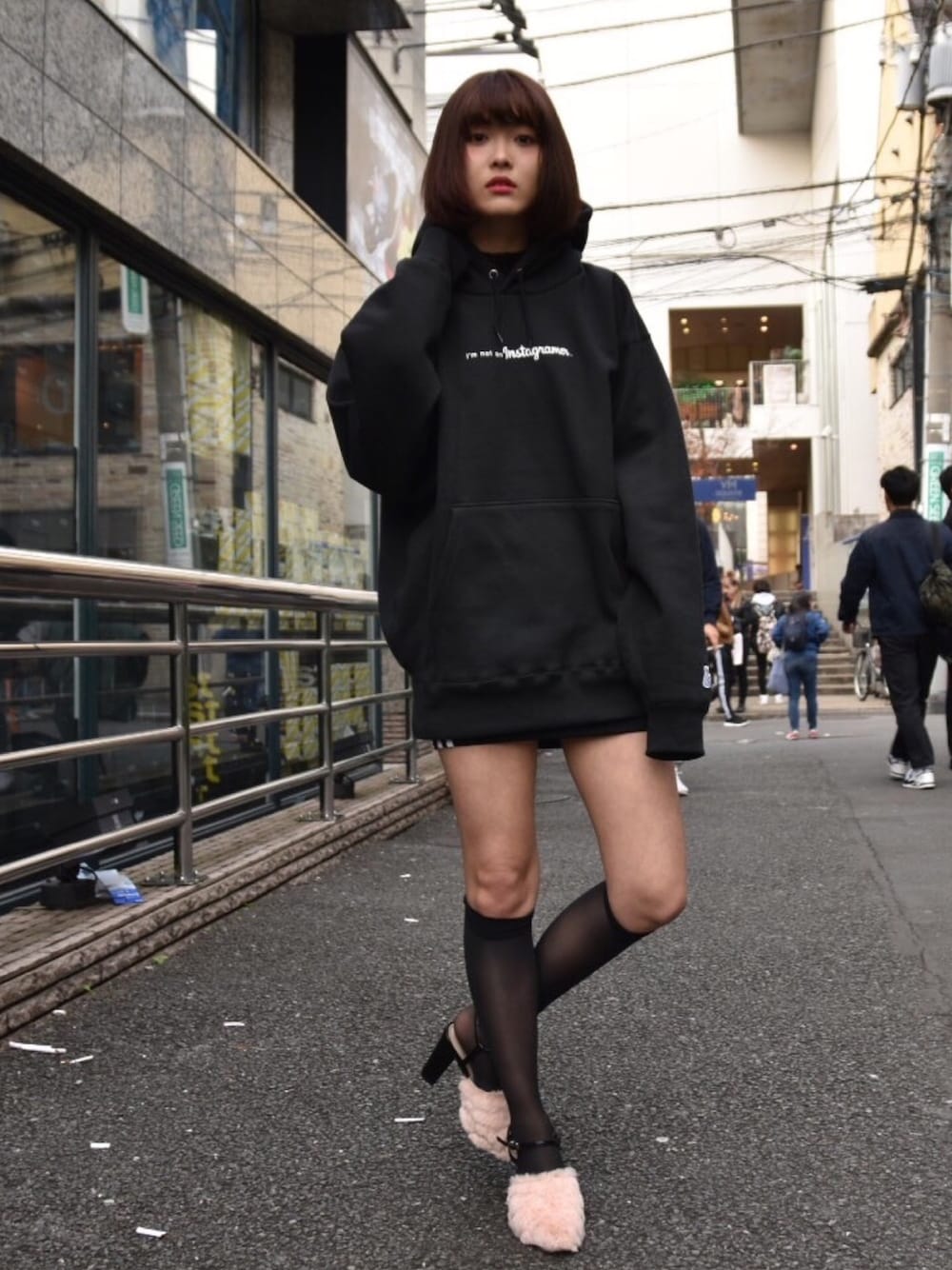 「FR2、パーカー、スカート」｜「EATMEのﾌｪｲｸﾌｧｰｻﾎﾞ（サンダル、ピンク系）」を使った、 YUKINAさん（レディース・160cm）の冬コーディネートの1枚目の写真