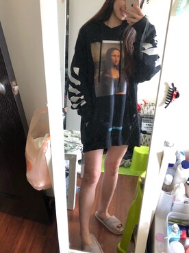 「off white（オフホワイト）のアイテム（Tops、ブラック系）」を使った、黃以葯さん（レディース・155cm）の夏コーディネート