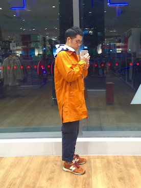 「White Mountaineering」｜「アイテム（トレンチコート）」を使った、 菜頭丸さん（メンズ・170cm）の秋コーディネート