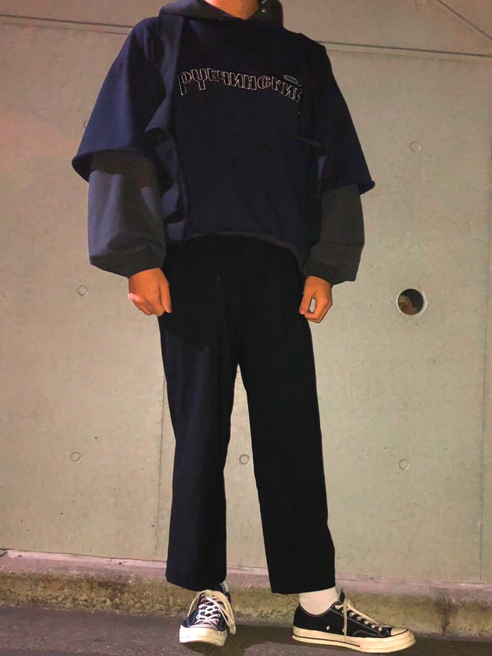 「レイヤードstyle、お洒落さんとつながりたい、春コーデ、コンバース、ゴーシャラブチンスキー、アンダーカバー、ベスト、マイビューティフルランドレット、黒、紺」｜「UNDERCOVERのアイテム（スラックス、ブラック系）」を使った、10nin10iroさん（メンズ・178cm）の冬コーディネートの1枚目の写真