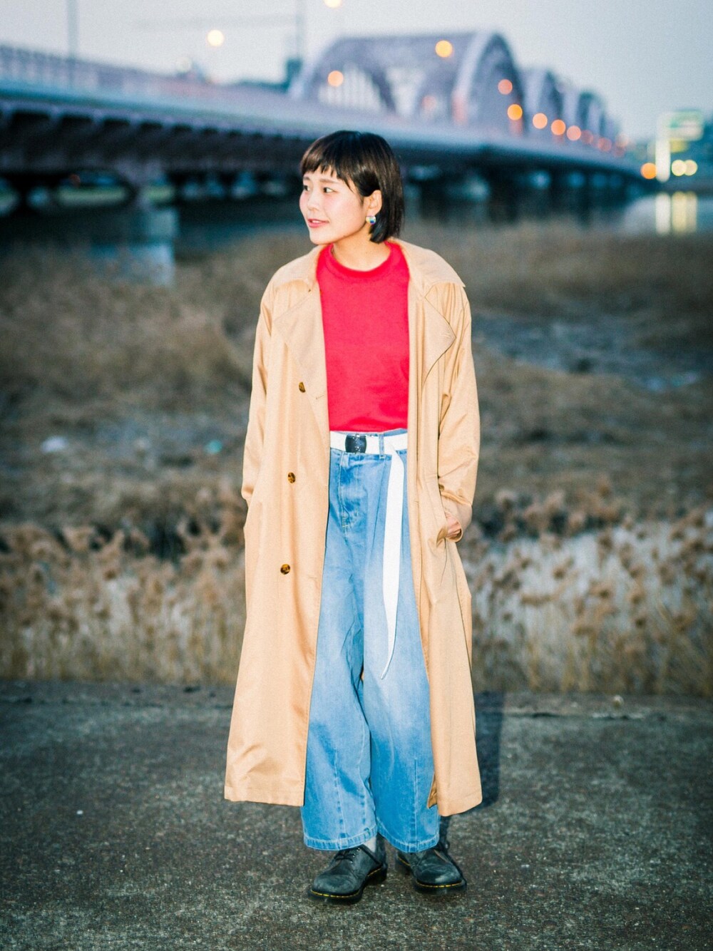 「トレンチコート、赤、カジュアル、オトナカジュアル、白ベルト、デニム」｜「haco!のこれさえ着ておけば間違いないゆったり袖のトレンチコート（トレンチコート、ベージュ系）」を使った、せとゆいか さん（レディース・160cm）の春コーディネートの1枚目の写真