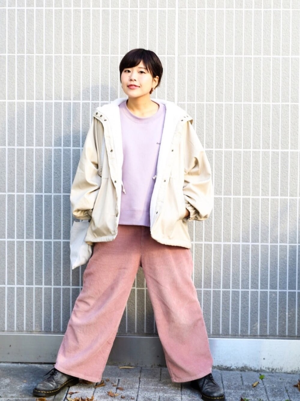 「ZOZO公認ユーザー、ピンク、グラデーション、モッズコート、スウェット、コーデュロイ、サコッシュ、秋冬」｜「United AthleのUnited Athle/ レギュラーキャンバス サコッシュ/ストライプ/デニム（ショルダーバッグ、グレー系）」を使った、せとゆいか さん（レディース・159cm）の秋コーディネートの1枚目の写真