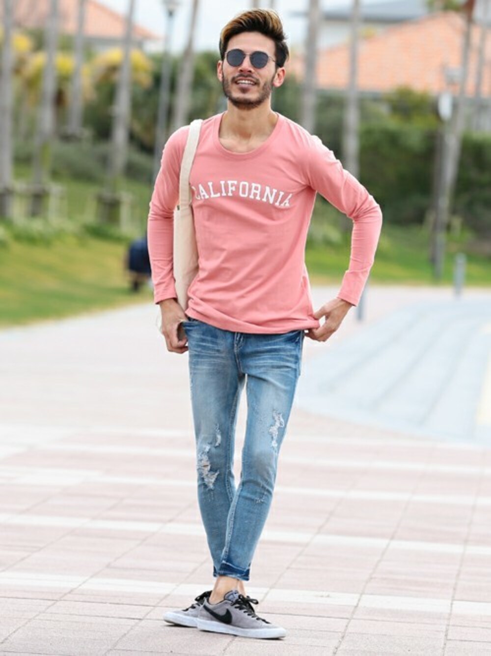 その他のTシャツ/カットソー、ブルー系のデニムパンツを着用したメンズの春コーディネートの1枚目の写真