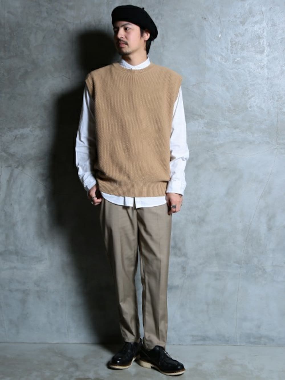 「シャツ、ベレー帽、ベージュ、スラックス、大人カジュアル、ニットベスト、イージーパンツ、ootd、春コーデ、同色コーデ」｜「NIIRUSの鹿の子 メンズ ニットベスト（ベスト、ベージュ系）」を使った、JIGGYS SHOP PRESSさん（メンズ・178cm）の春コーディネートの1枚目の写真