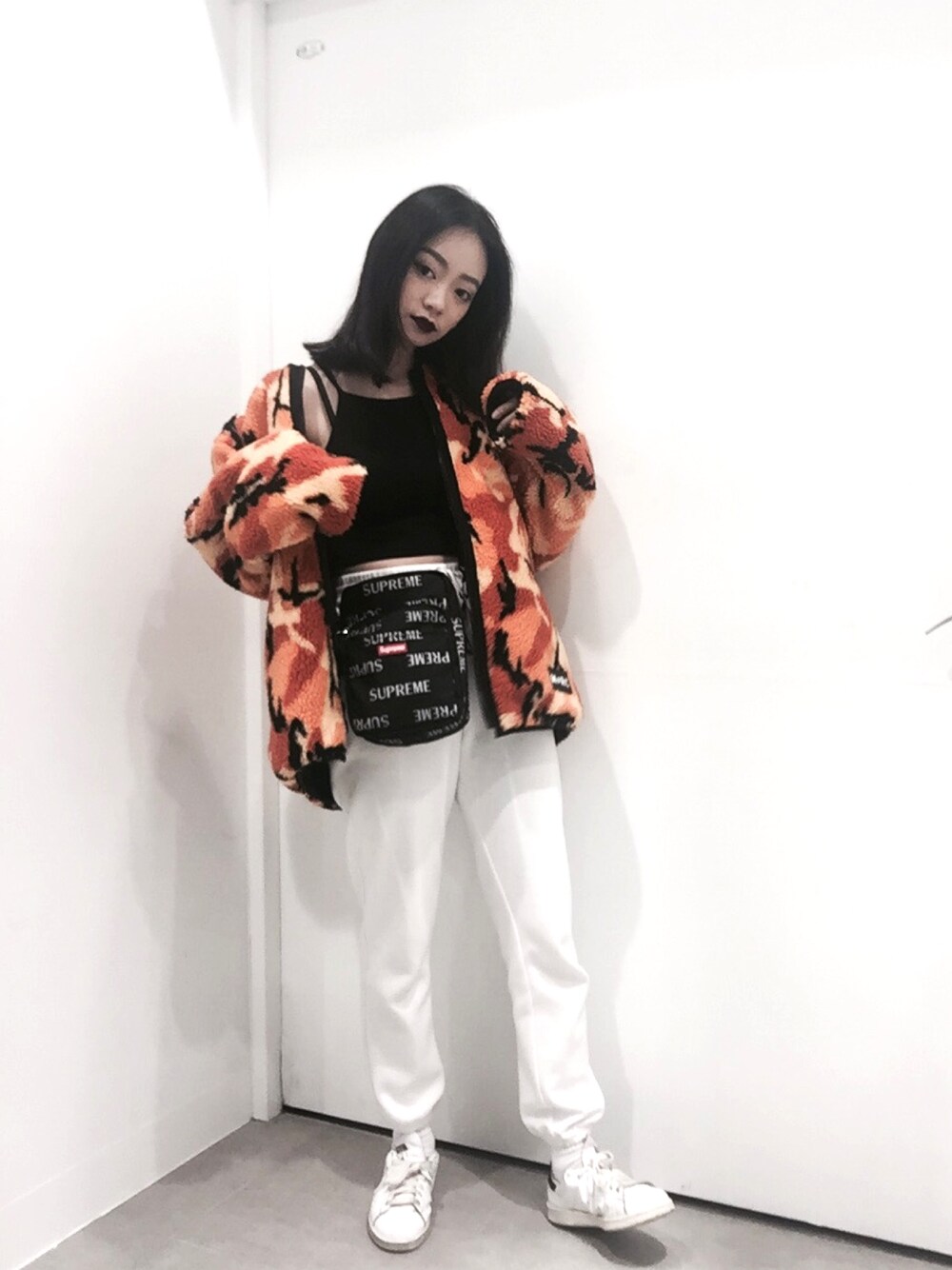 「m+rc noir、supreme、tank top、streetstyle、ootd、adidas、stan smith、outfit」｜「Supreme のアイテム（ショルダーバッグ、ブラック系）」を使った、Serena Chenさん（レディース・164cm）の春コーディネートの1枚目の写真