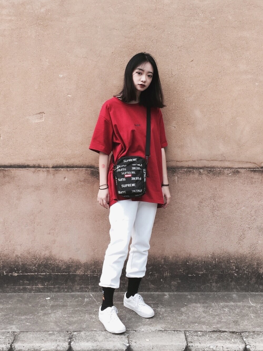 「m+rc noir、supreme、sweatpants、patta、carhartt、VANS、oldskool、streetstyle、ootd、summer」｜「Supreme のアイテム（ショルダーバッグ、ブラック系）」を使った、Serena Chenさん（レディース・164cm）の春コーディネートの1枚目の写真