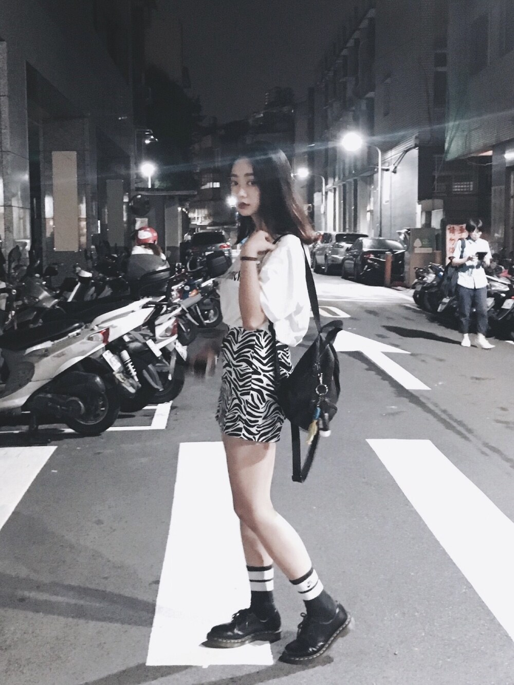 「gosharubchinskiy、miniskirt 、NIKE、Dr.Martens、Dickies、streetstyle、black and white、summer、ootd」｜「Gosha Rubchinskiyのアイテム（Tシャツ/カットソー、ホワイト系）」を使った、Serena Chenさん（レディース・164cm）の夏コーディネートの1枚目の写真