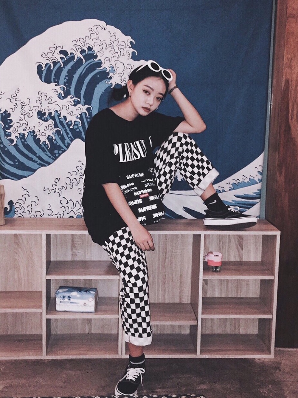 「pleasures、black and white、supreme、VANS、streetstyle、summer」｜「VANSのVans Authentic （スニーカー、ブラック系）」を使った、Serena Chenさん（レディース・164cm）の夏コーディネートの1枚目の写真