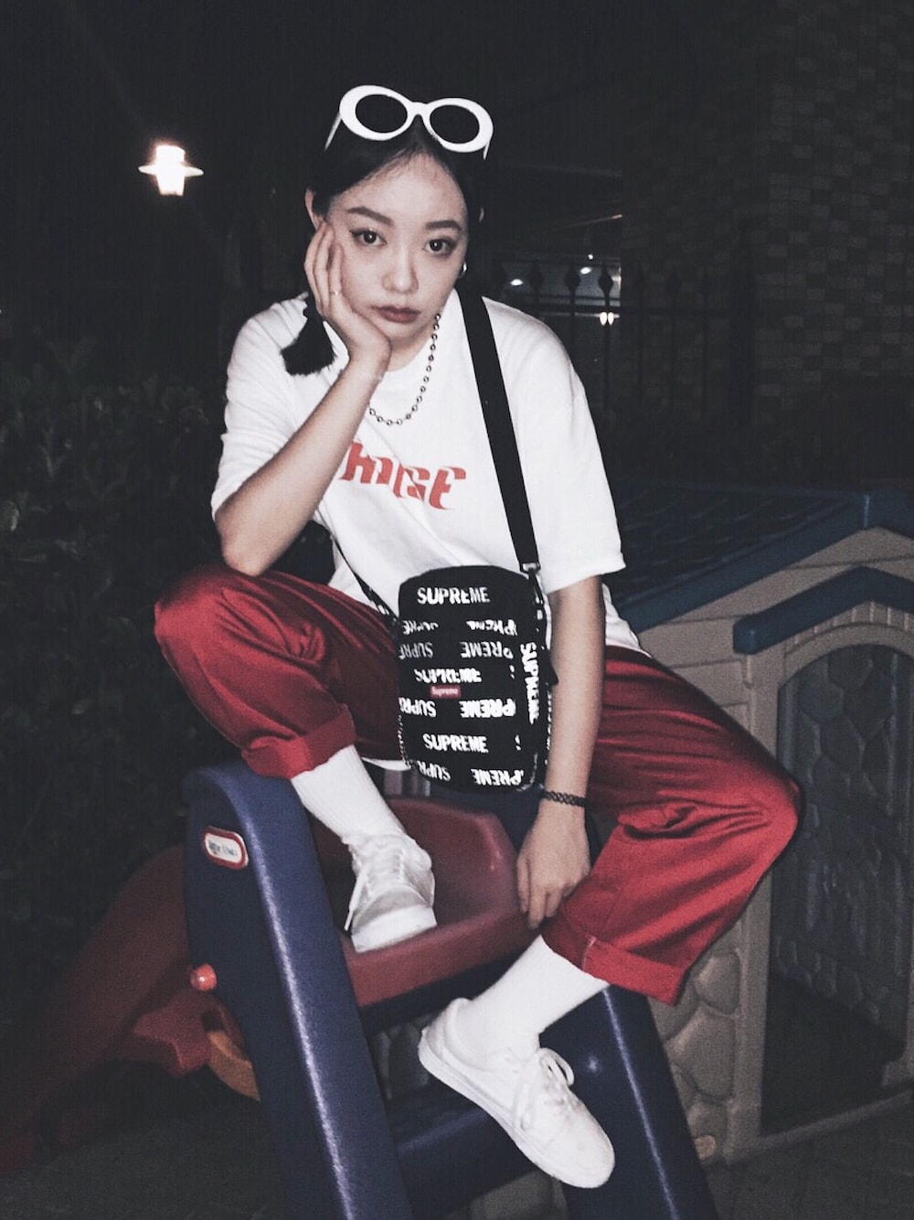 「streetstyle、supreme、VANS」｜「Supreme のアイテム（ショルダーバッグ、ブラック系）」を使った、Serena Chenさん（レディース・164cm）の秋コーディネートの1枚目の写真