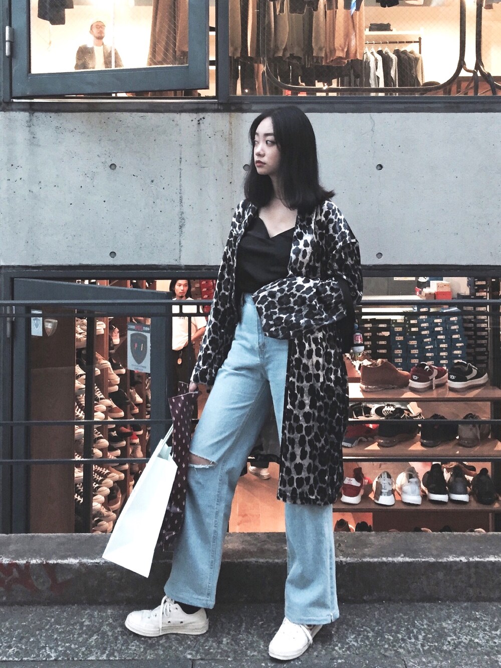 「CDG、jeans、VINTAGE、denim、leopard、harajuku」｜「Converse X CDGのアイテム（スニーカー、ホワイト系）」を使った、Serena Chenさん（レディース・164cm）の秋コーディネートの1枚目の写真