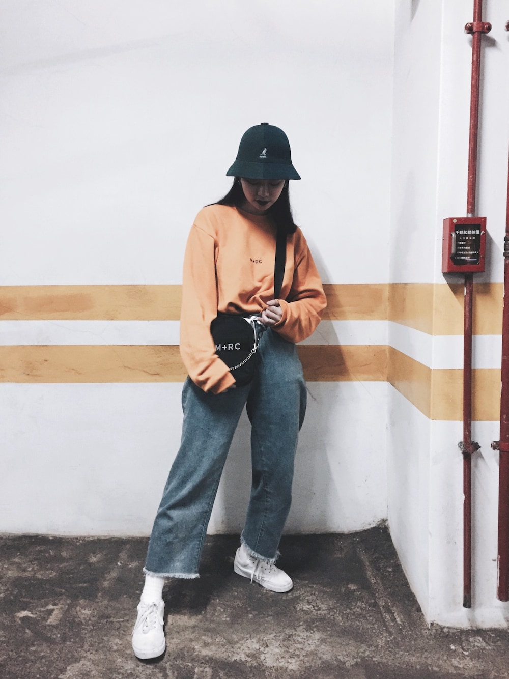 「marchenoir、m+rc noir、VANS、KANGOL、streetstyle、denim、orange、BUCKET HAT」｜「KANGOLのアイテム（帽子、その他）」を使った、Serena Chenさん（レディース・164cm）の冬コーディネートの1枚目の写真