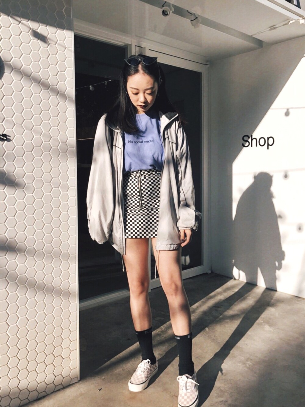 「KAPPA、fuck art,make tees.、pattern skirt、supreme、VANS、patterns、streetstyle、checkerboard」｜「fuck art make teesのアイテム（Tシャツ/カットソー、パープル系）」を使った、Serena Chenさん（レディース・164cm）の春コーディネートの1枚目の写真