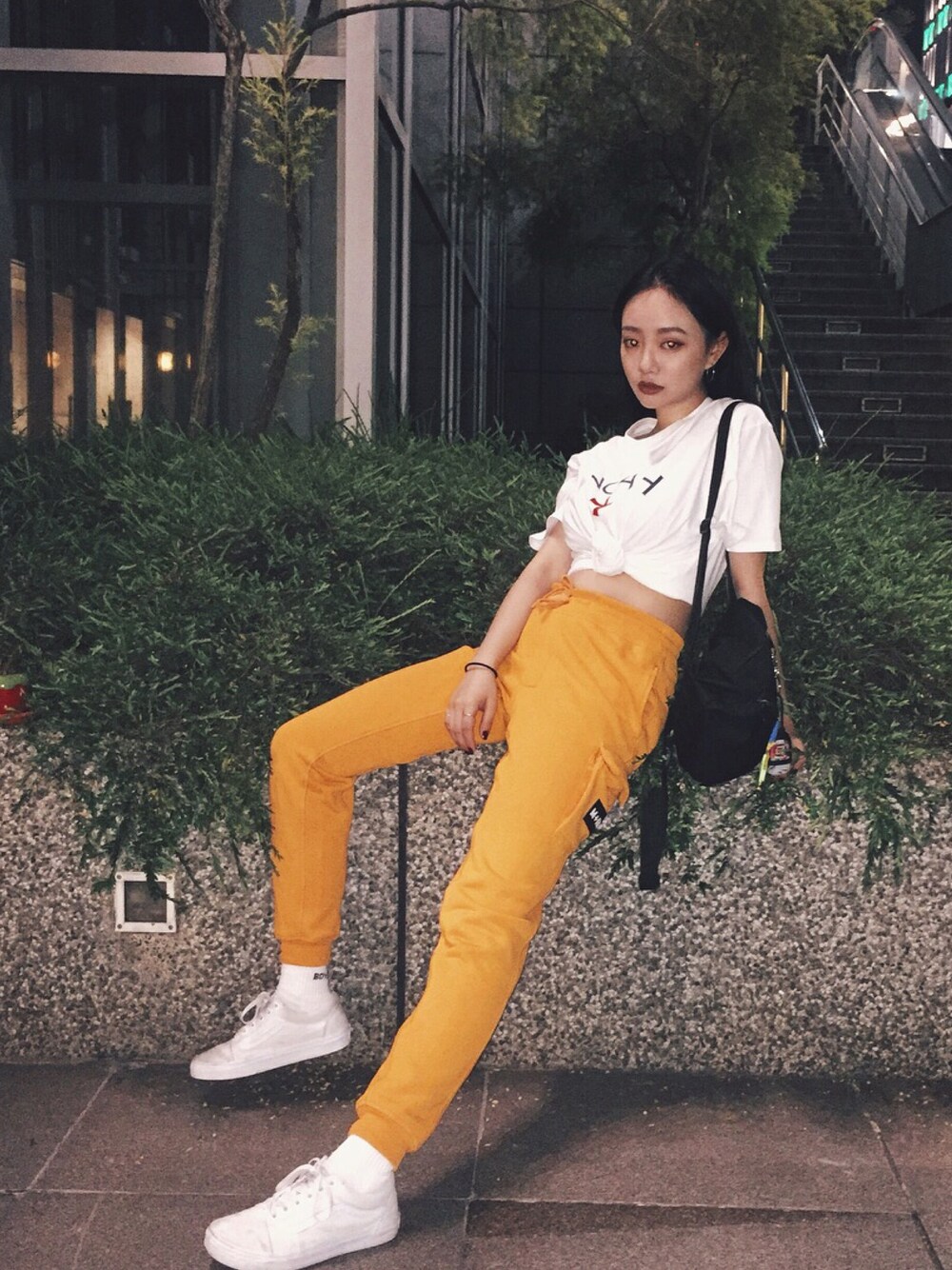 「Noahclothing、marchenoir、m+rc noir、VANS、oldskool、Dickies、trackpants、streetstyle」｜「Noah clothingのアイテム（Tシャツ/カットソー、ホワイト系）」を使った、Serena Chenさん（レディース・164cm）の春コーディネートの1枚目の写真