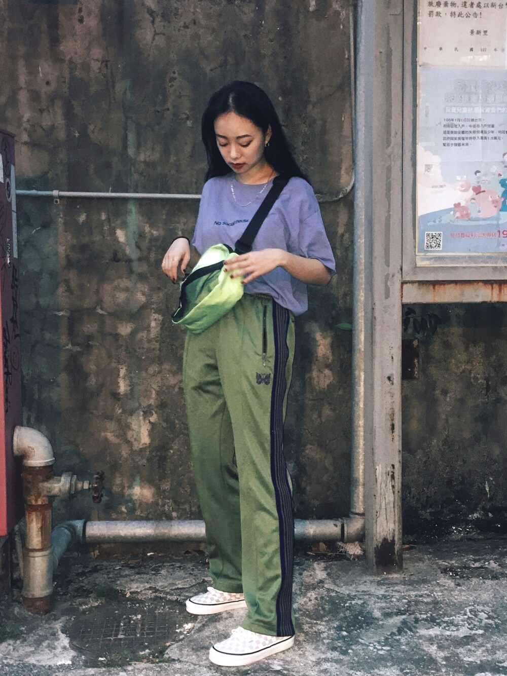 「fuckartmeketees、NEEDLES、track pants、VANS、checkerboard、places+faces、fannypack、streetstyle」｜「Needlesのアイテム（パンツ、その他）」を使った、Serena Chenさん（レディース・164cm）の夏コーディネートの1枚目の写真