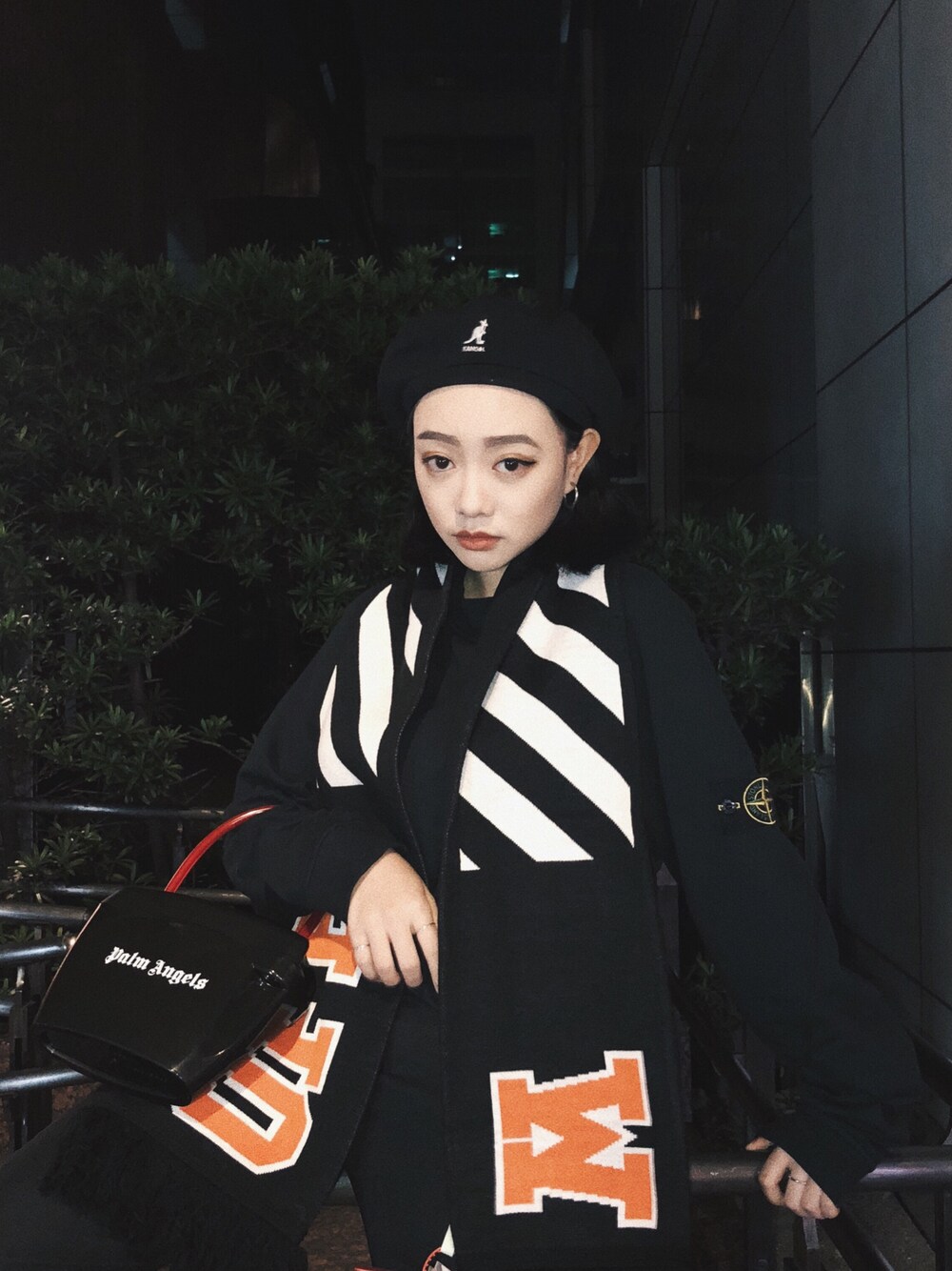 「beret、KANGOL、stoneisland、turtle neck、ALL BLACK、off white、scarf、autumn、PALM ANGELS、streetstyle」｜「KANGOLのアイテム（帽子、ブラック系）」を使った、Serena Chenさん（レディース・164cm）の秋コーディネートの1枚目の写真