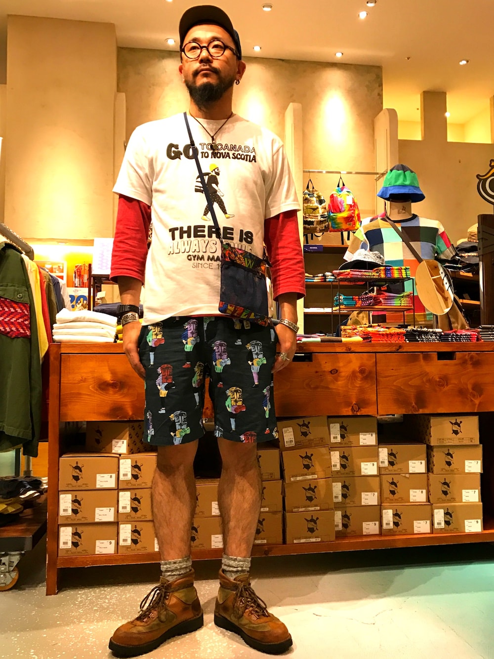 ブラウン系のブーツ、ブルー系のその他パンツ、その他のバッグを着用したメンズの春コーディネートの1枚目の写真