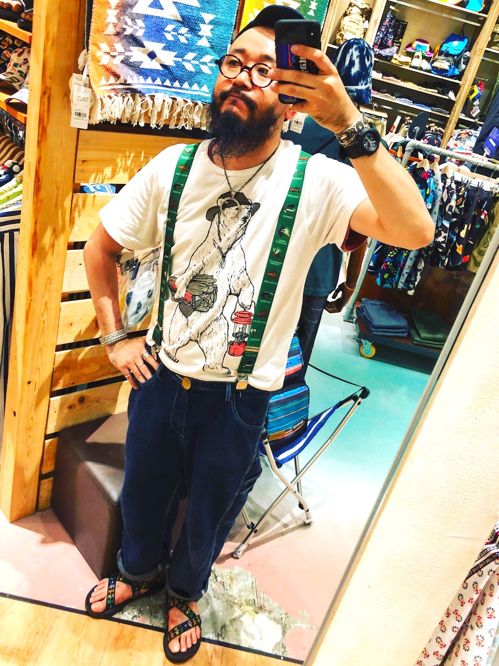 ブラック系のサンダル、ブルー系のデニムパンツ、ホワイト系のTシャツ/カットソーを着用したメンズの夏コーディネートの1枚目の写真