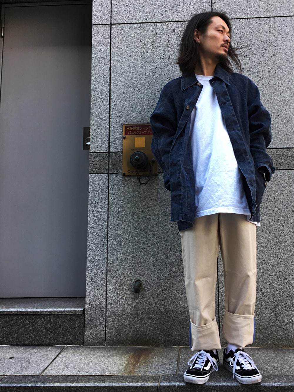 「春一番、ERMANNO GALLAMINI、WHITELAND BLACKBURN、VANS、LHP、LHP名古屋」｜「L.H.Pのアイテム（チノパンツ、ベージュ系）」を使った、kazuya muraiさん（メンズ・168cm）の春コーディネートの1枚目の写真