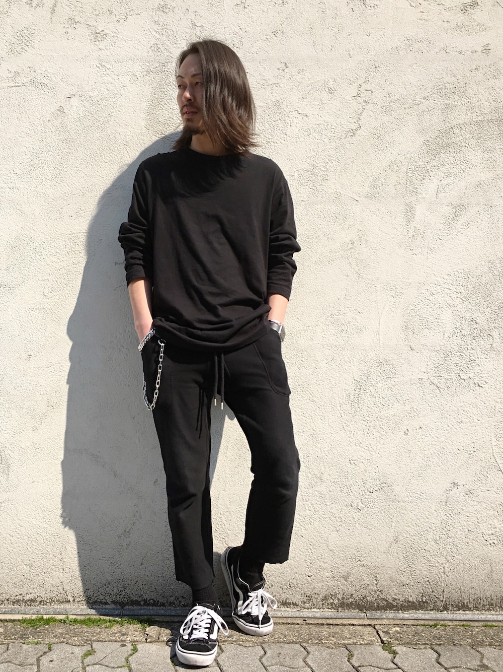 「春、ブラックコーデ、Alexander Wang、gosharubchinskiy、TAKAHIROMIYASHITA The SoloIst. 、yohjiyamamoto、TOMWOOD」｜「VANSのアイテム（スニーカー、ブラック系）」を使った、kazuya muraiさん（メンズ・168cm）の春コーディネートの1枚目の写真