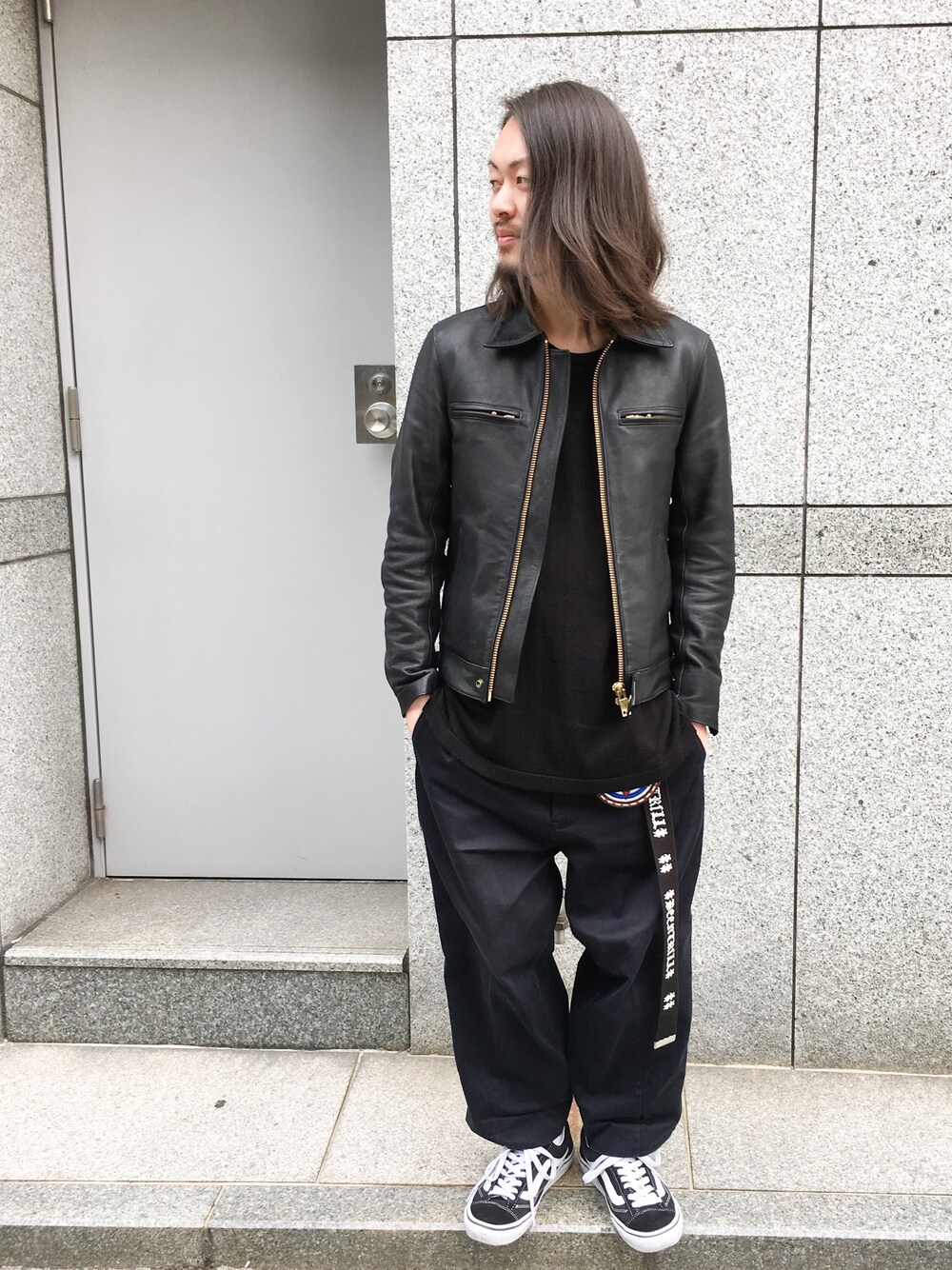 「シンプルコーデ、blackmeans、レザージャケット、LHP、LHP名古屋、Danke schon、WHITELAND BLACKBURN」｜「blackmeansのアイテム（コインケース、ブラック系）」を使った、kazuya muraiさん（メンズ・168cm）の春コーディネートの1枚目の写真