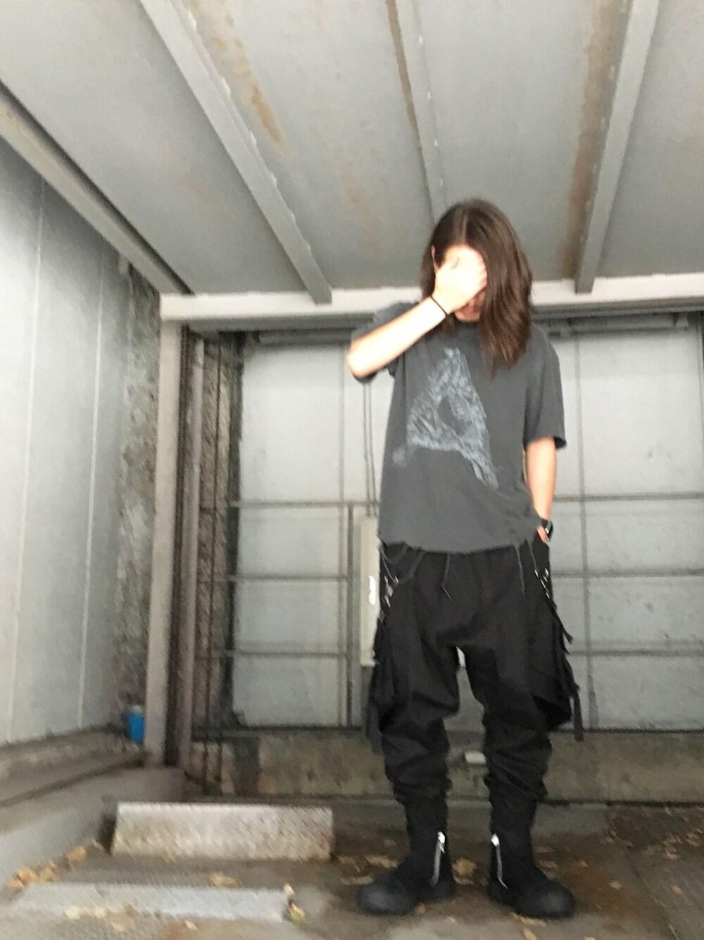「d.gnak、JULIUS、ALCHEMIST、LHP、LHP名古屋」｜「JULIUSのアイテム（スニーカー、ブラック系）」を使った、kazuya muraiさん（メンズ・168cm）の夏コーディネートの1枚目の写真