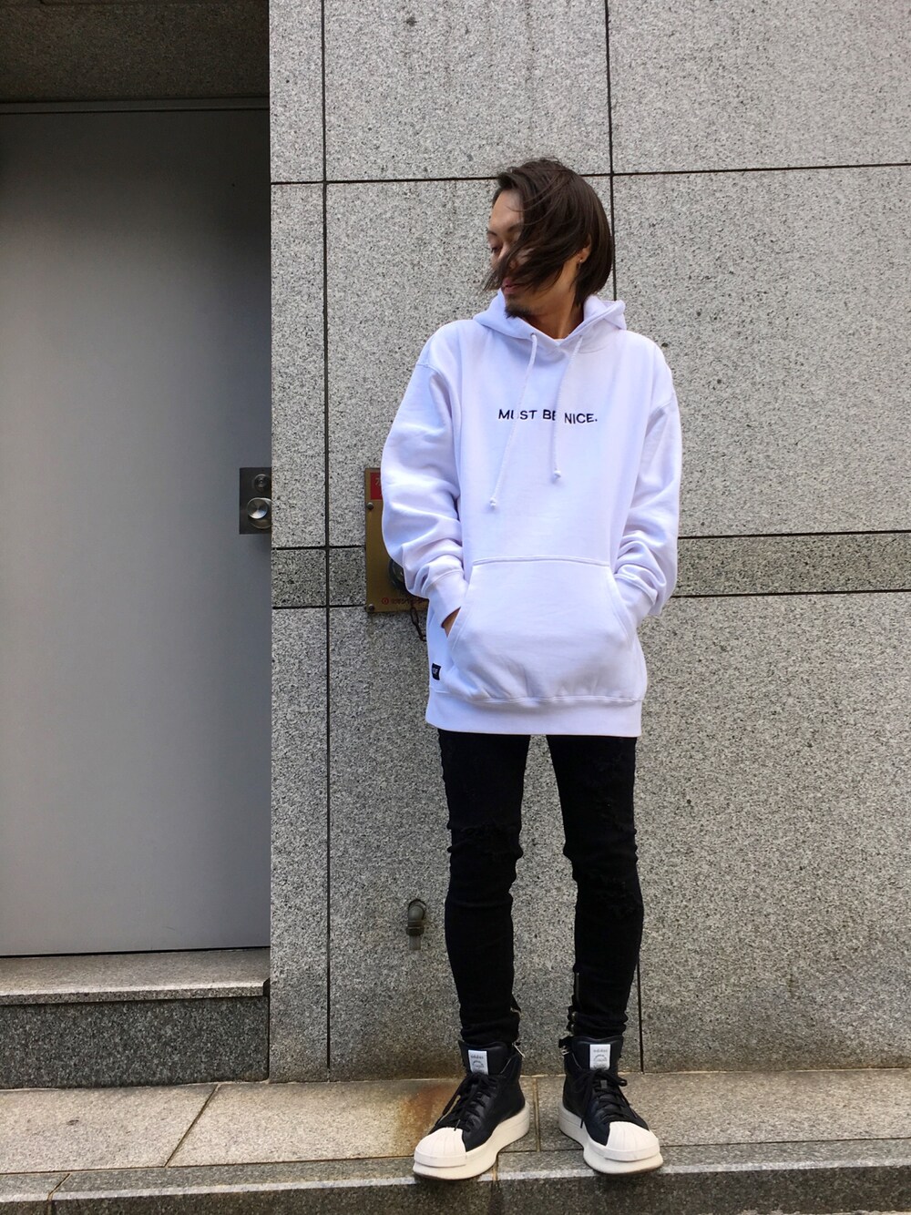 「スニーカー、LHP、Danke schon、シンプルコーデ、LHP名古屋、オトナカジュアル、ripndip、秋コーデ、WHITELAND BLACKBURN」｜「DANKE SCHONのDankeSchon/ダンケシェーン/Side Zip Skinny Pants（その他パンツ、ブラック系）」を使った、kazuya muraiさん（メンズ・168cm）の秋コーディネートの1枚目の写真