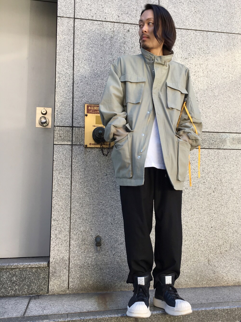 「シンプルコーデ、Danke schon、WHITELAND BLACKBURN、LHP、LHP名古屋、冬」｜「WHITELANDのWHITELAND/ホワイトランド/M-65（ミリタリージャケット、グリーン系）」を使った、kazuya muraiさん（メンズ・168cm）の秋コーディネートの1枚目の写真