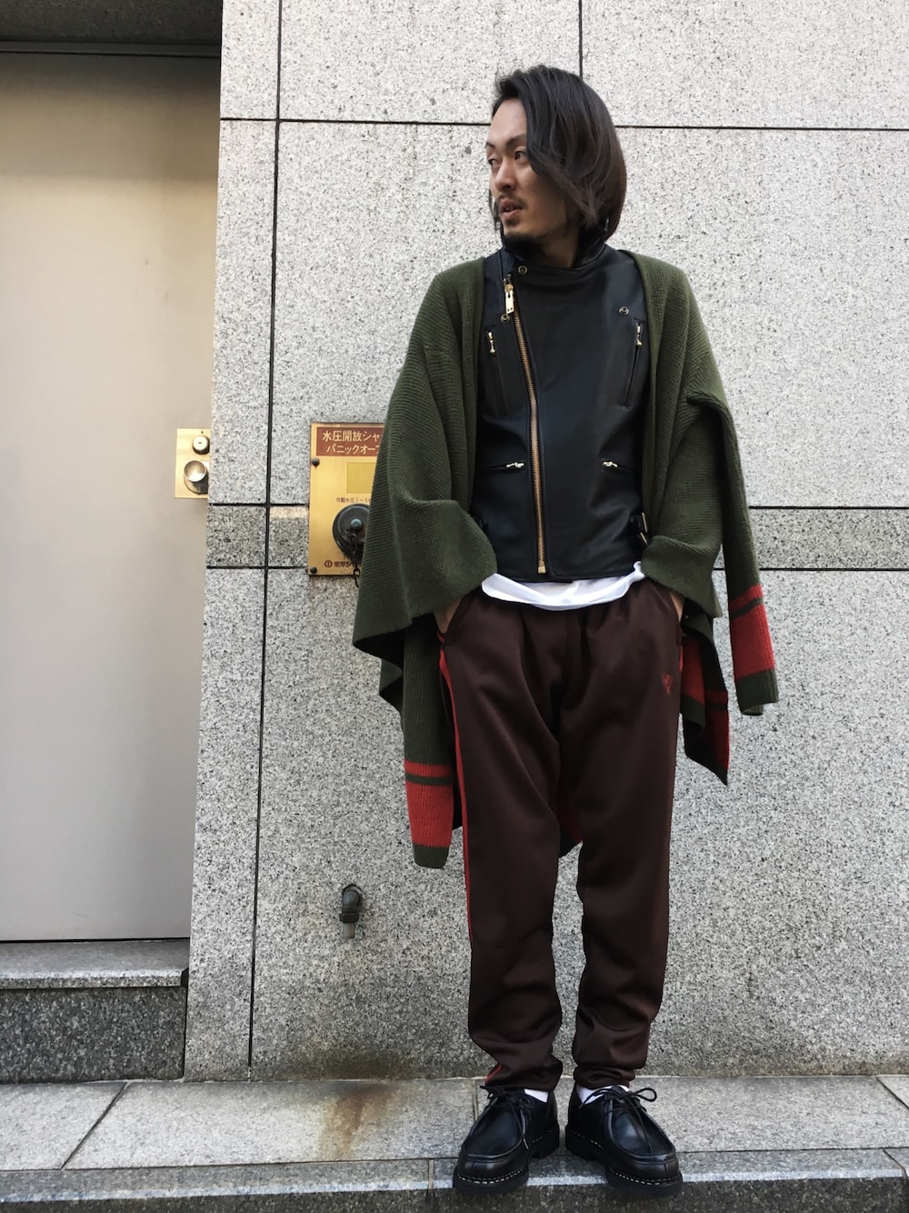 ブラック系のライダースジャケット、ホワイト系のTシャツ/カットソー、ブラウン系のその他パンツを着用したメンズの秋コーディネートの1枚目の写真