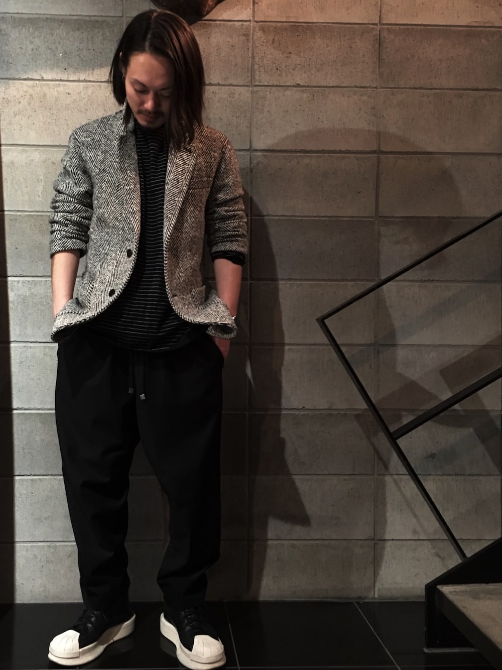 「UMIT BENAN、ripndip、Danke schon、WHITELAND BLACKBURN、LHP、LHP名古屋」｜「L.H.PのLHP/エルエイチピー/WHITELAND BLACKBURN/ホワイトランドブラックバーン/EASY PANTS（スラックス、ブラック系）」を使った、kazuya muraiさん（メンズ・168cm）の冬コーディネートの1枚目の写真