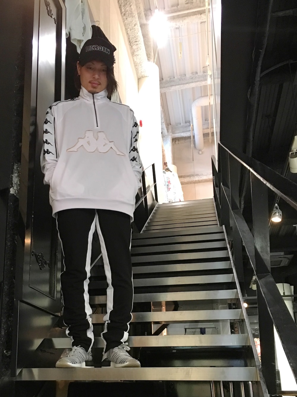 「AZS、KAPPA KONTROLL、KAPPA、Danke schon、WHITELAND BLACKBURN、adidas、LHP、LHP名古屋」｜「DANKE SCHONのDankeSchon/ダンケシェーン/Color Sweat Pants（その他パンツ、ブラック系）」を使った、kazuya muraiさん（メンズ・168cm）の春コーディネートの1枚目の写真