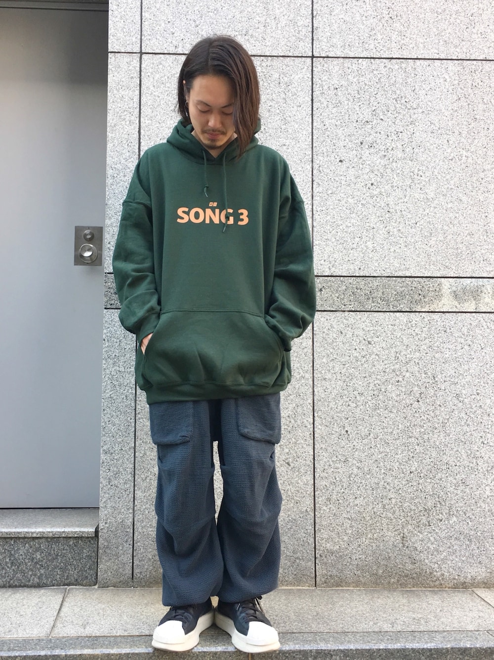 「blackmeans、aie、ネペンテス、LHP、LHP名古屋」｜「blackmeansのアイテム（パンツ、グレー系）」を使った、kazuya muraiさん（メンズ・168cm）の春コーディネートの1枚目の写真