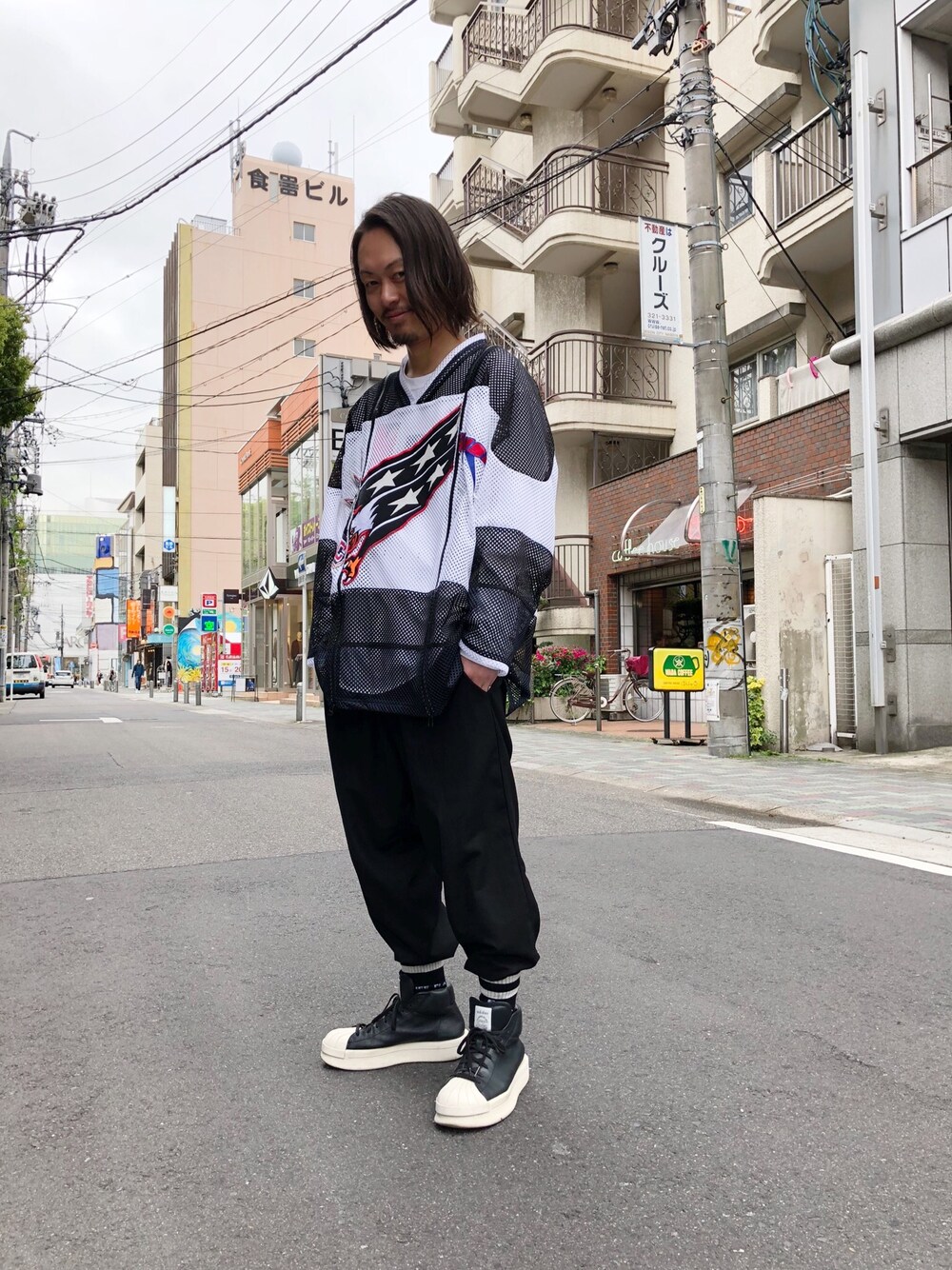 「LHP、RickOwens×adidas、スニーカー×靴下、LHP名古屋、flagstuff、WHITELAND BLACKBURN、FAITHCONNEXION」｜「faithconnexionのアイテム（トップス、ホワイト系）」を使った、kazuya muraiさん（メンズ・168cm）の春コーディネートの1枚目の写真