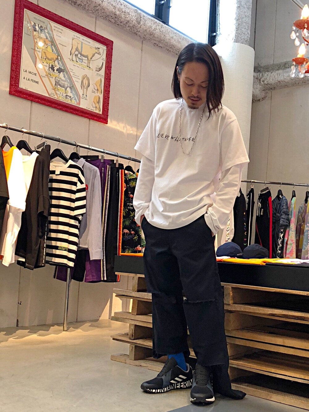 「adidas、White Mountaineering、kudos、LHP、LHP名古屋、スラックス、スニーカー、シンプル、きれいめカジュアル」｜「kudosのアイテム（スラックス、ブルー系）」を使った、kazuya muraiさん（メンズ・168cm）の春コーディネートの1枚目の写真