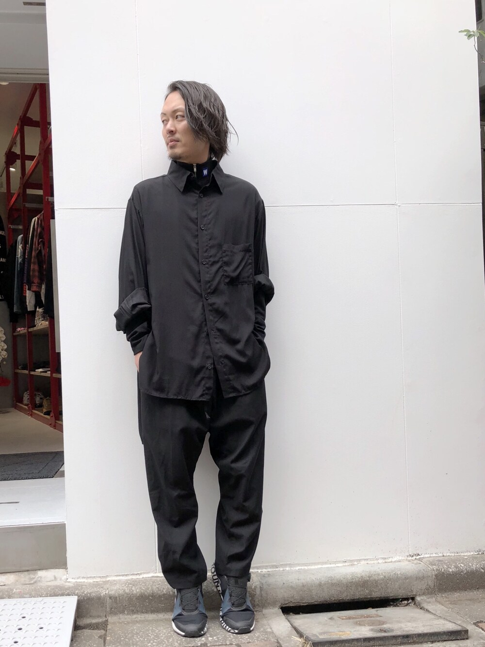 ブラック系のシャツ/ブラウス、ブラック系のTシャツ/カットソー、ブラック系のTシャツ/カットソーを着用したメンズの秋コーディネートの1枚目の写真